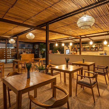 Gili Teak Beach Front Resort Джили Трауанган Екстериор снимка
