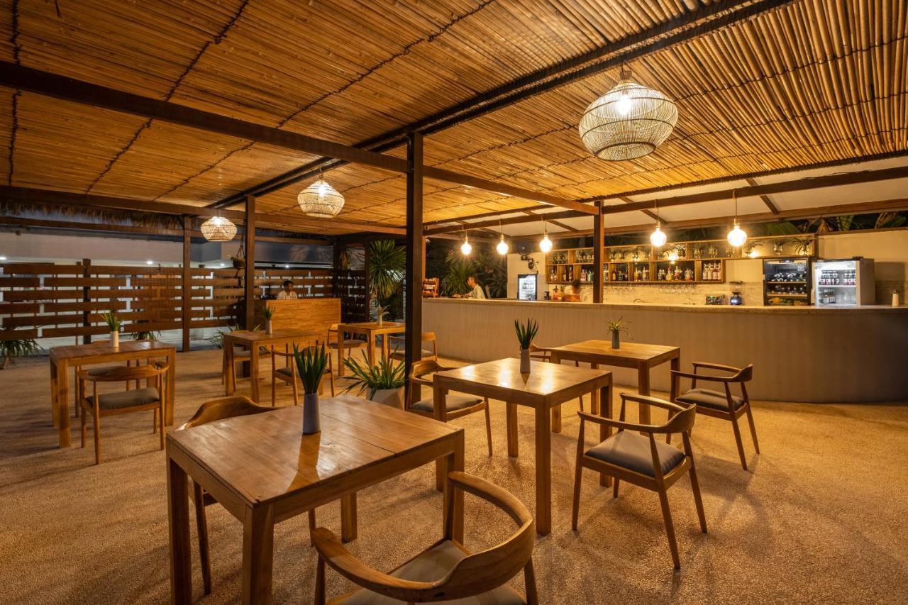 Gili Teak Beach Front Resort Джили Трауанган Екстериор снимка