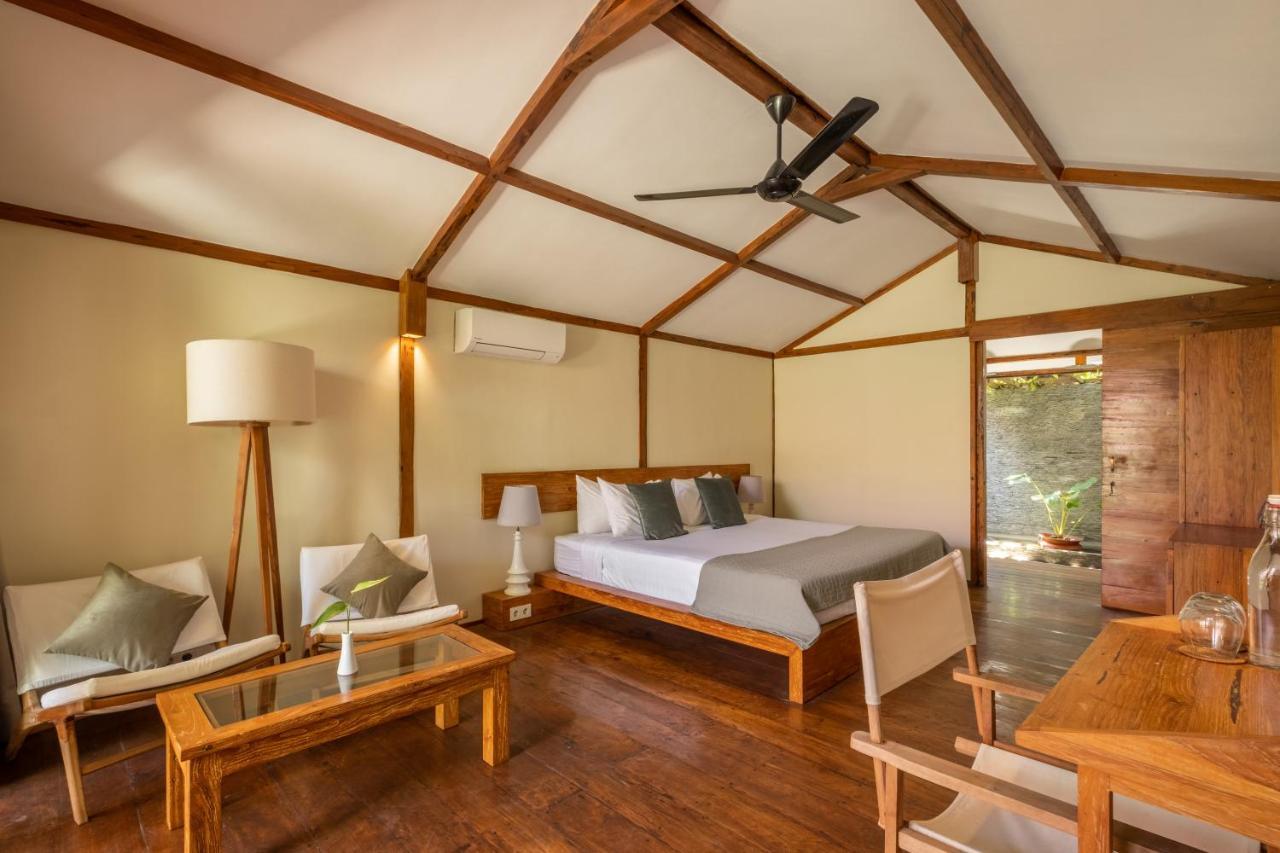Gili Teak Beach Front Resort Джили Трауанган Екстериор снимка