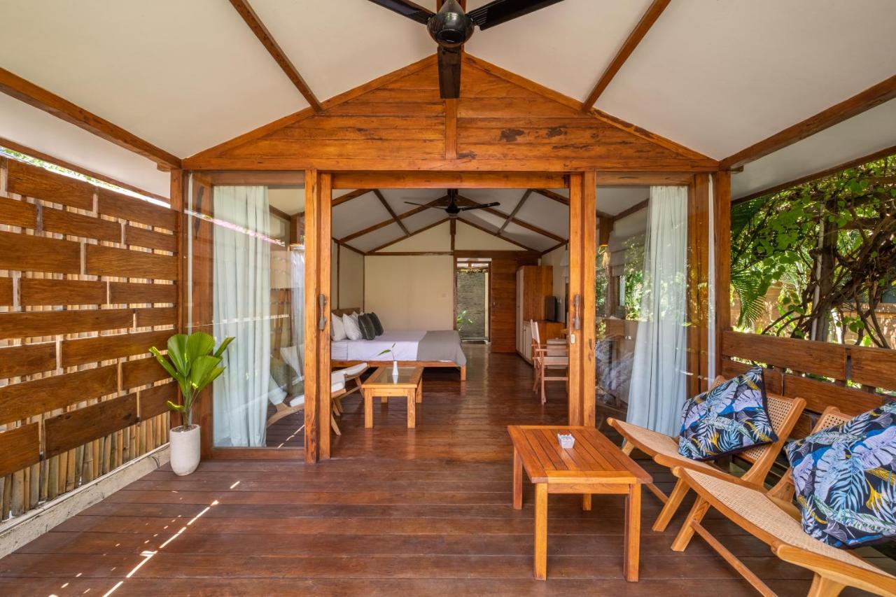 Gili Teak Beach Front Resort Джили Трауанган Екстериор снимка
