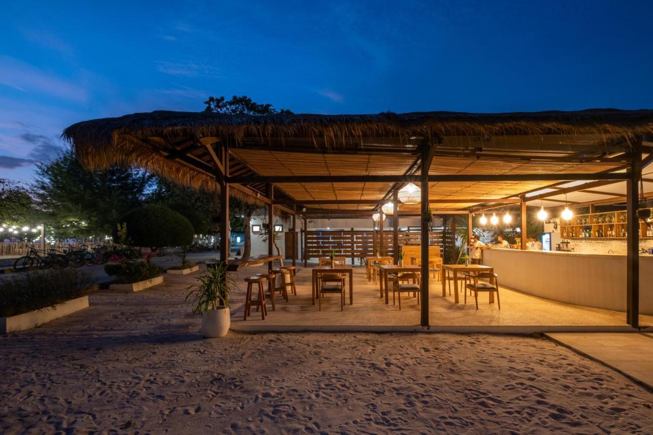 Gili Teak Beach Front Resort Джили Трауанган Екстериор снимка