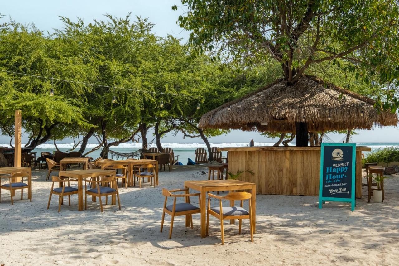 Gili Teak Beach Front Resort Джили Трауанган Екстериор снимка
