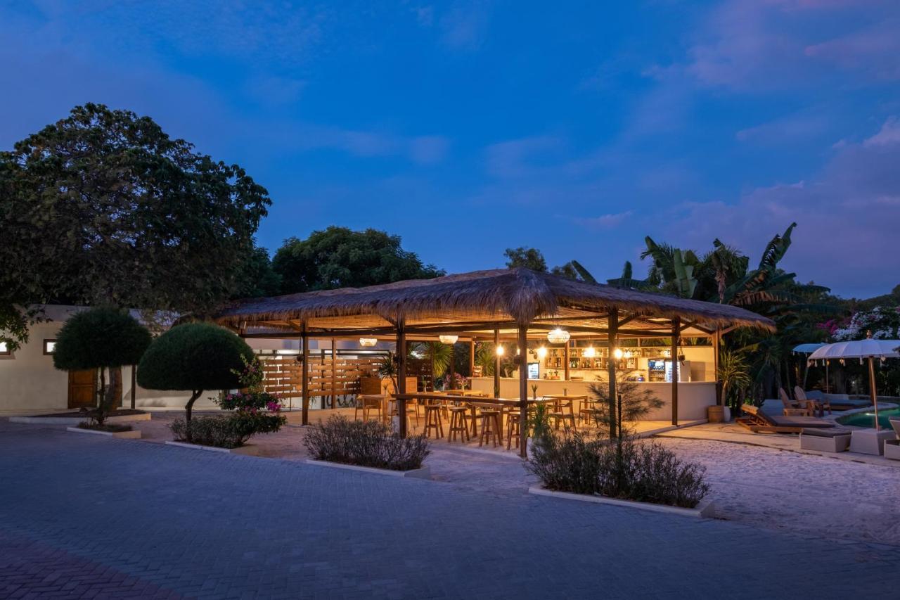 Gili Teak Beach Front Resort Джили Трауанган Екстериор снимка