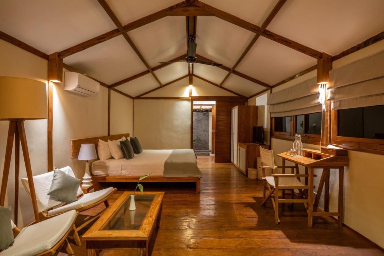 Gili Teak Beach Front Resort Джили Трауанган Екстериор снимка