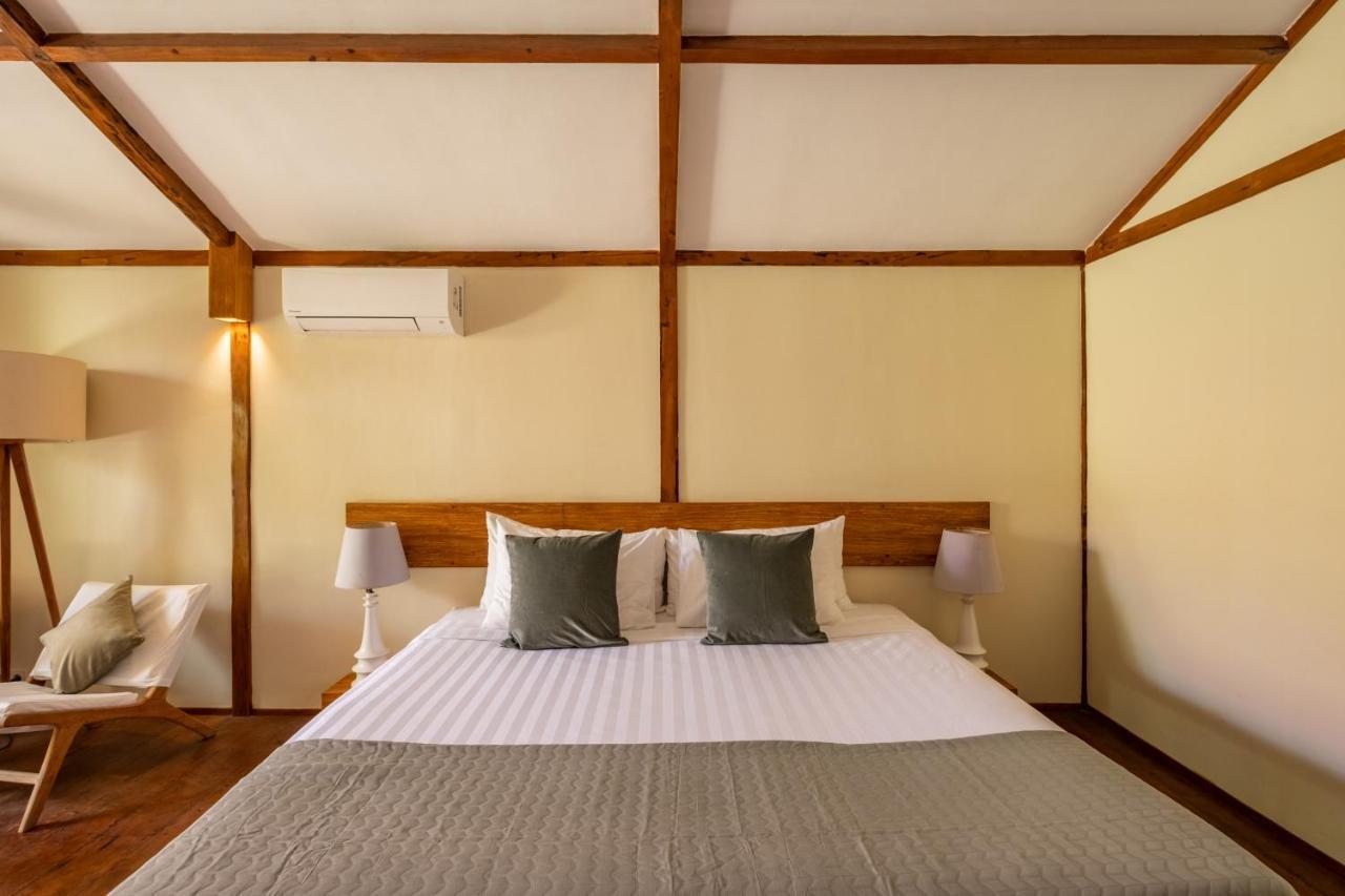 Gili Teak Beach Front Resort Джили Трауанган Екстериор снимка