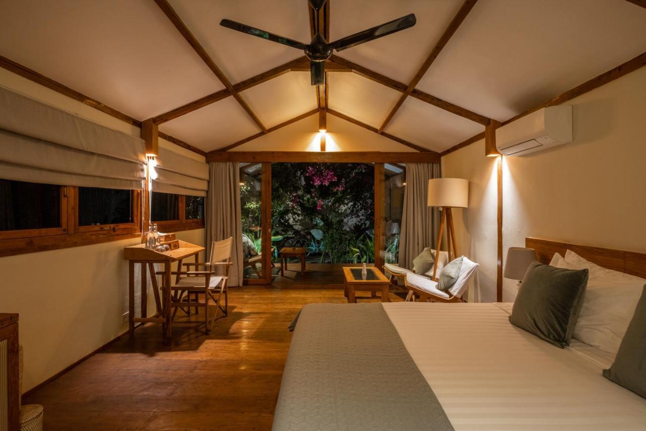 Gili Teak Beach Front Resort Джили Трауанган Екстериор снимка