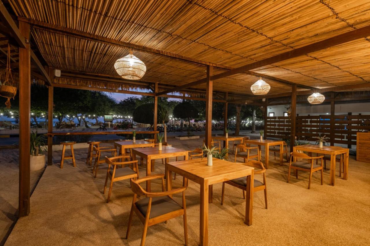 Gili Teak Beach Front Resort Джили Трауанган Екстериор снимка