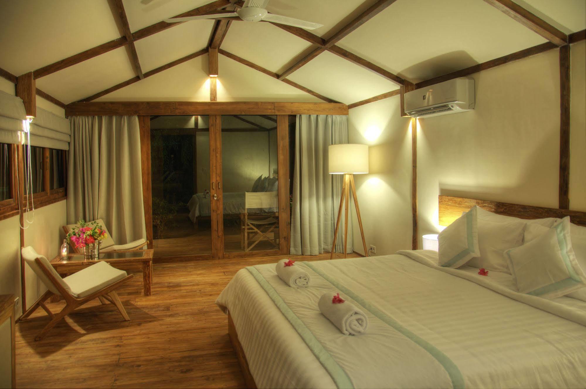 Gili Teak Beach Front Resort Джили Трауанган Екстериор снимка