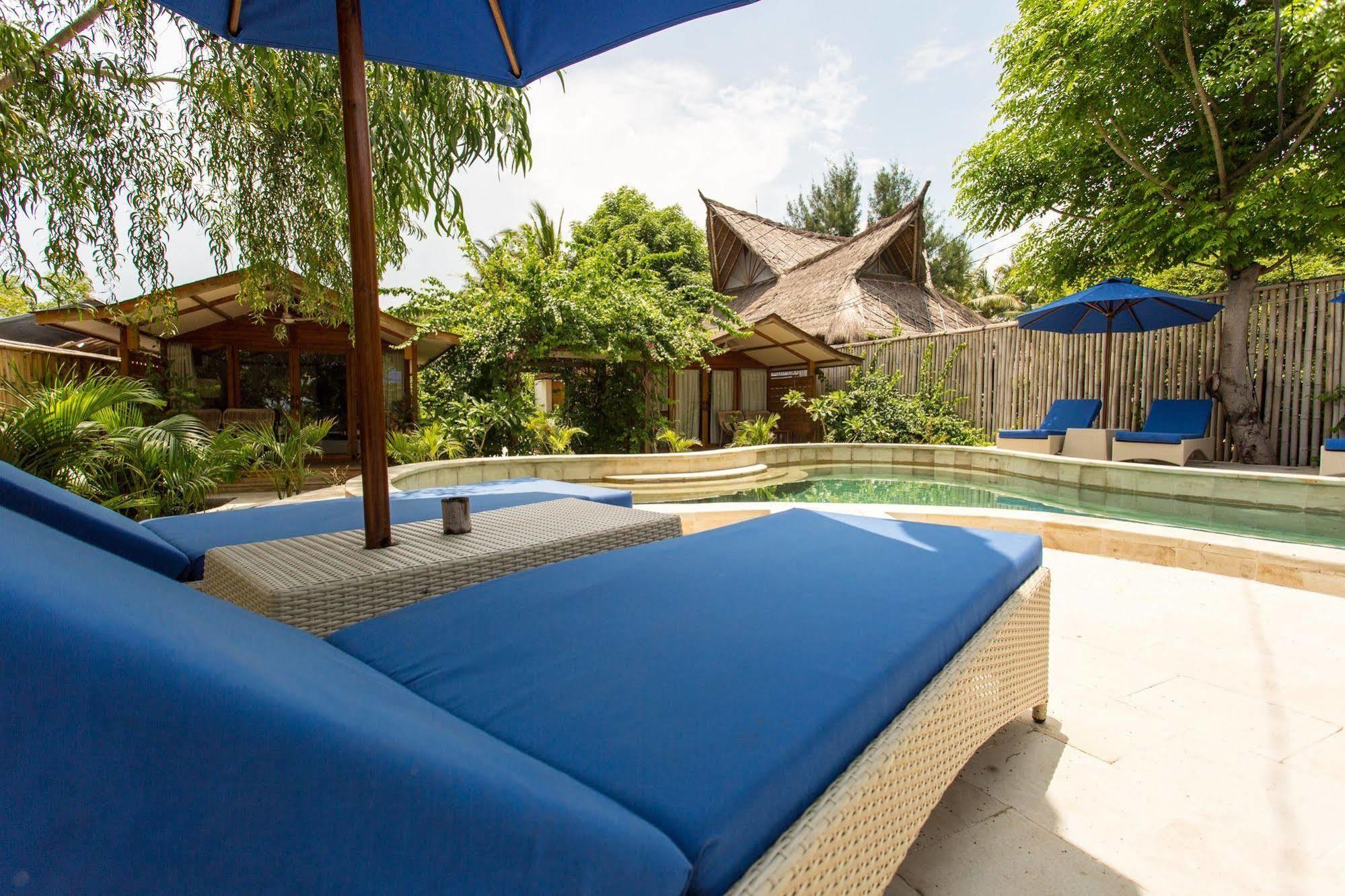 Gili Teak Beach Front Resort Джили Трауанган Екстериор снимка