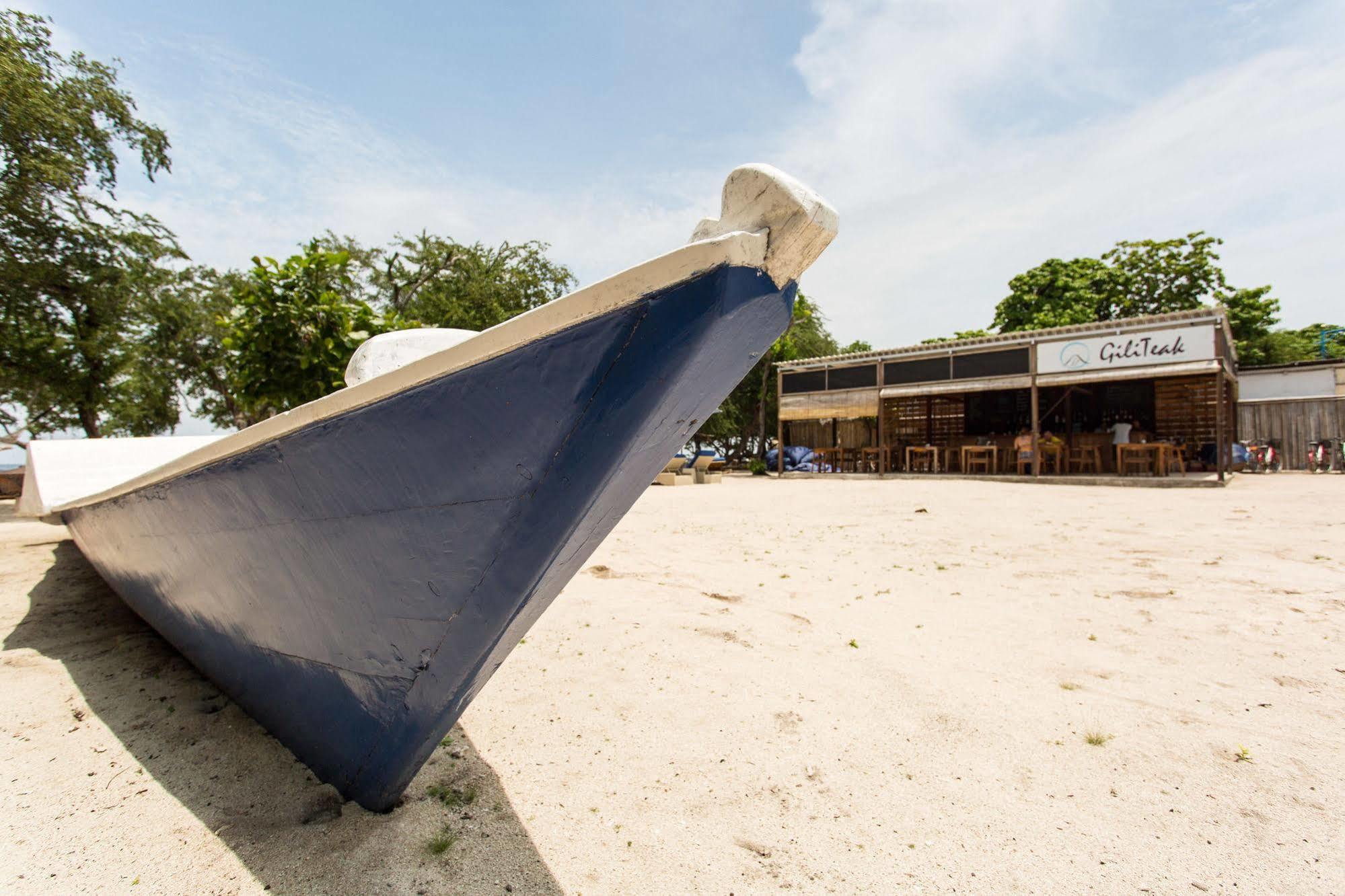 Gili Teak Beach Front Resort Джили Трауанган Екстериор снимка