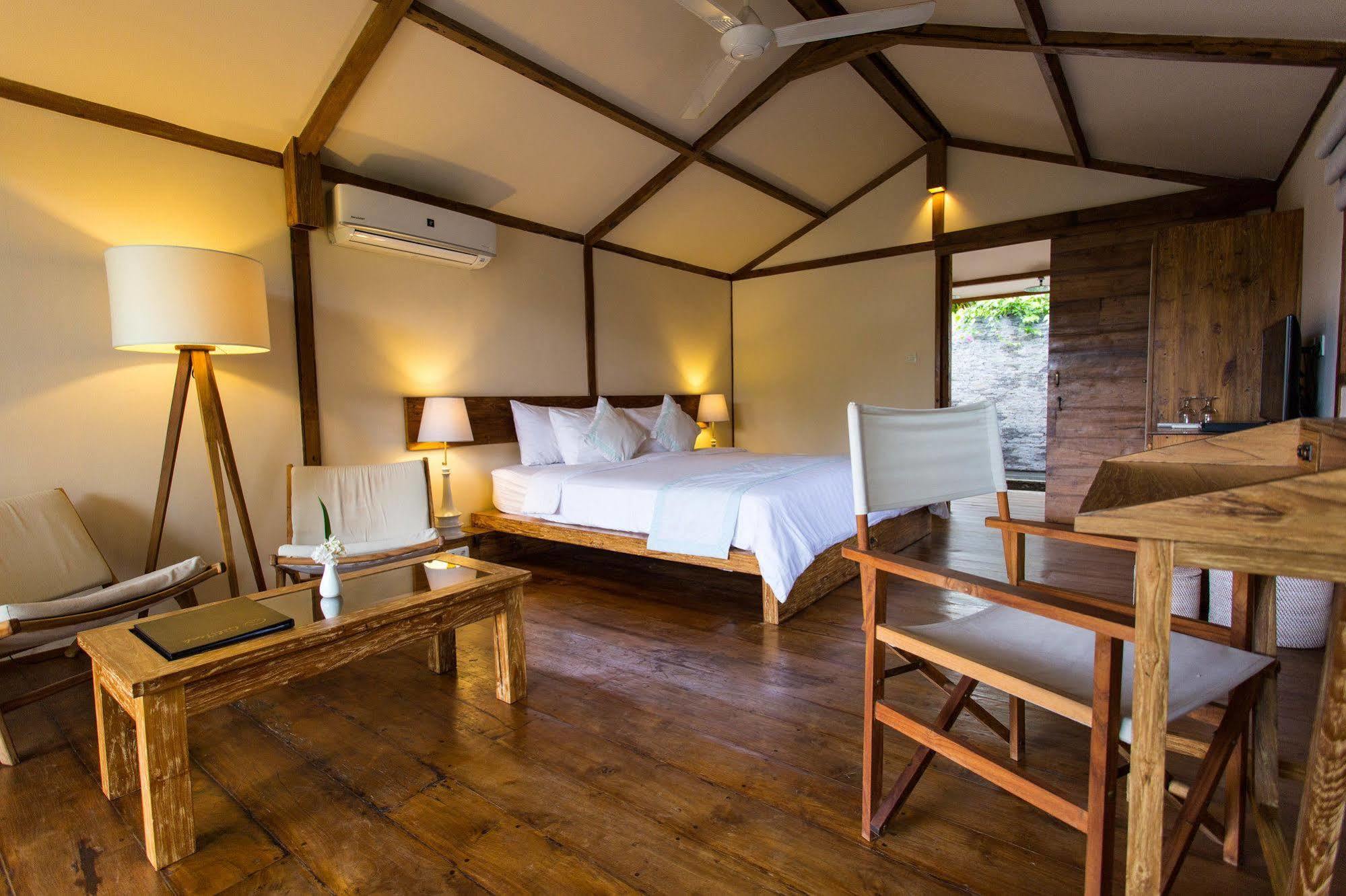 Gili Teak Beach Front Resort Джили Трауанган Екстериор снимка