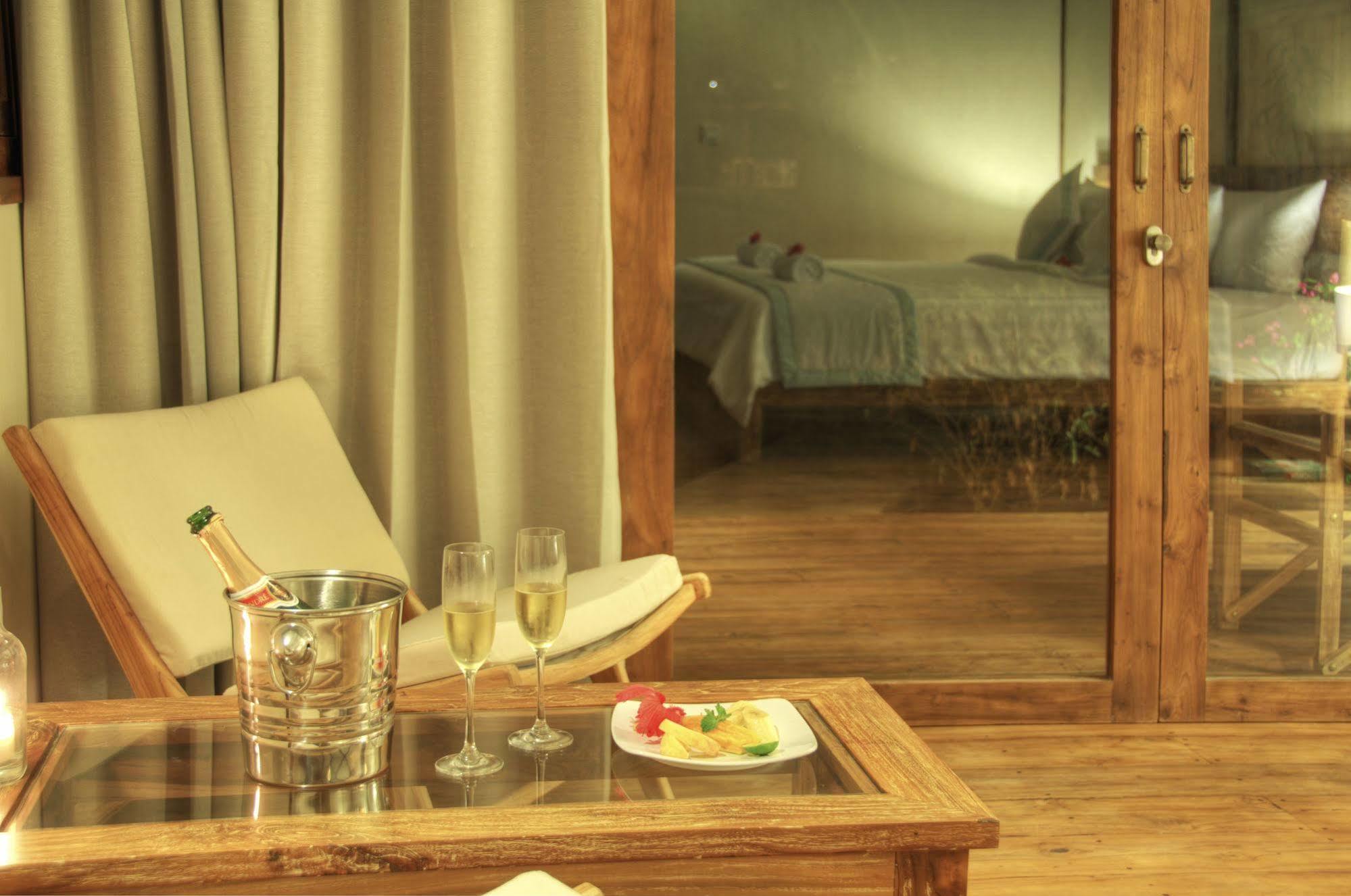 Gili Teak Beach Front Resort Джили Трауанган Екстериор снимка