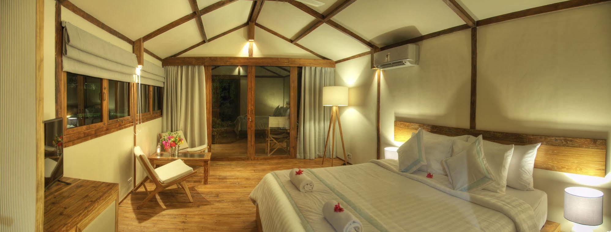 Gili Teak Beach Front Resort Джили Трауанган Екстериор снимка
