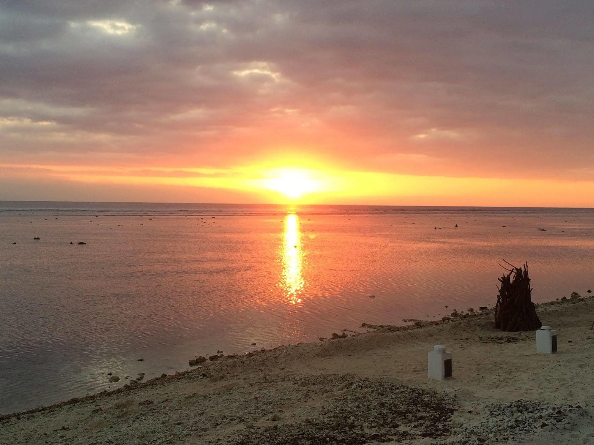 Gili Teak Beach Front Resort Джили Трауанган Екстериор снимка