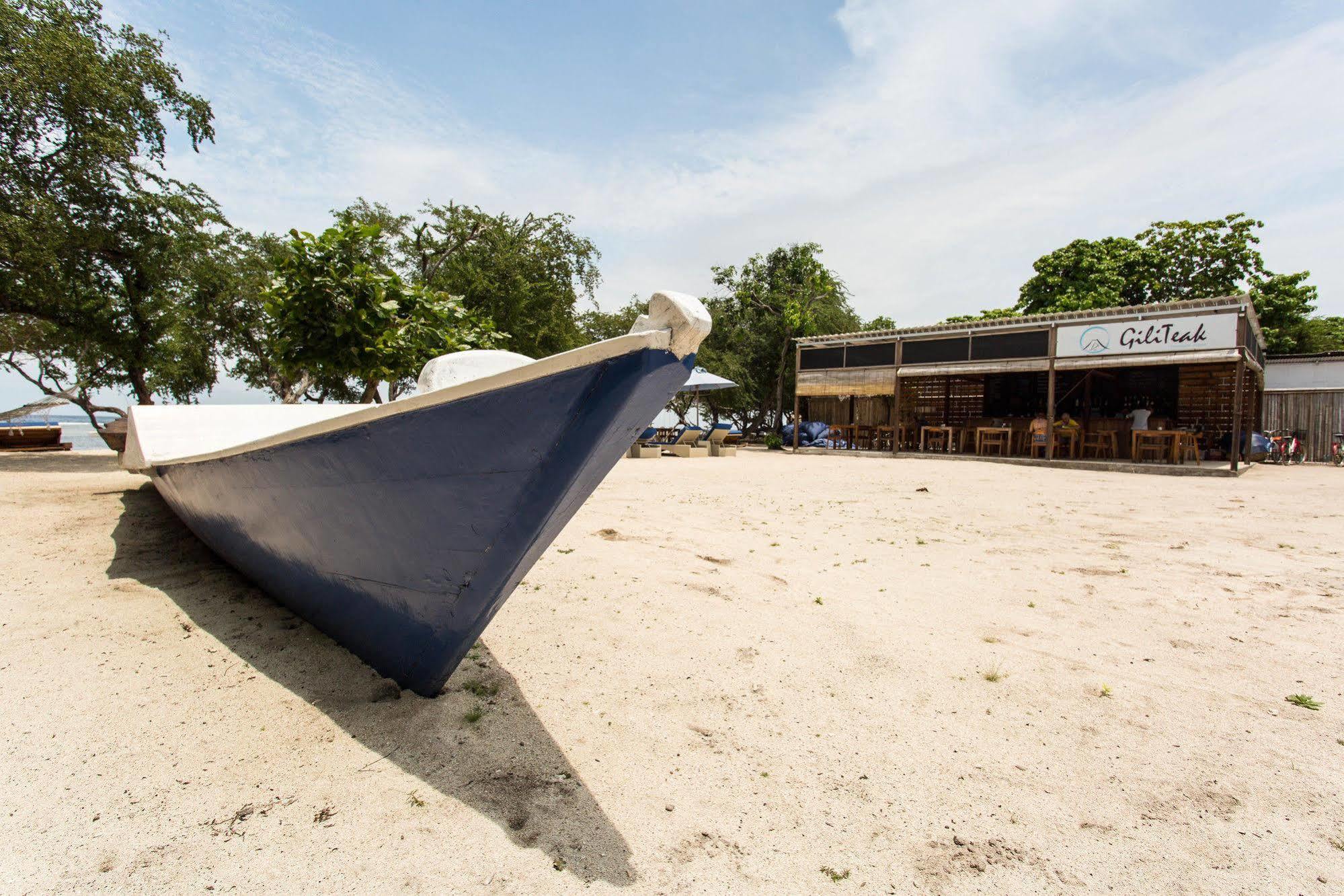 Gili Teak Beach Front Resort Джили Трауанган Екстериор снимка