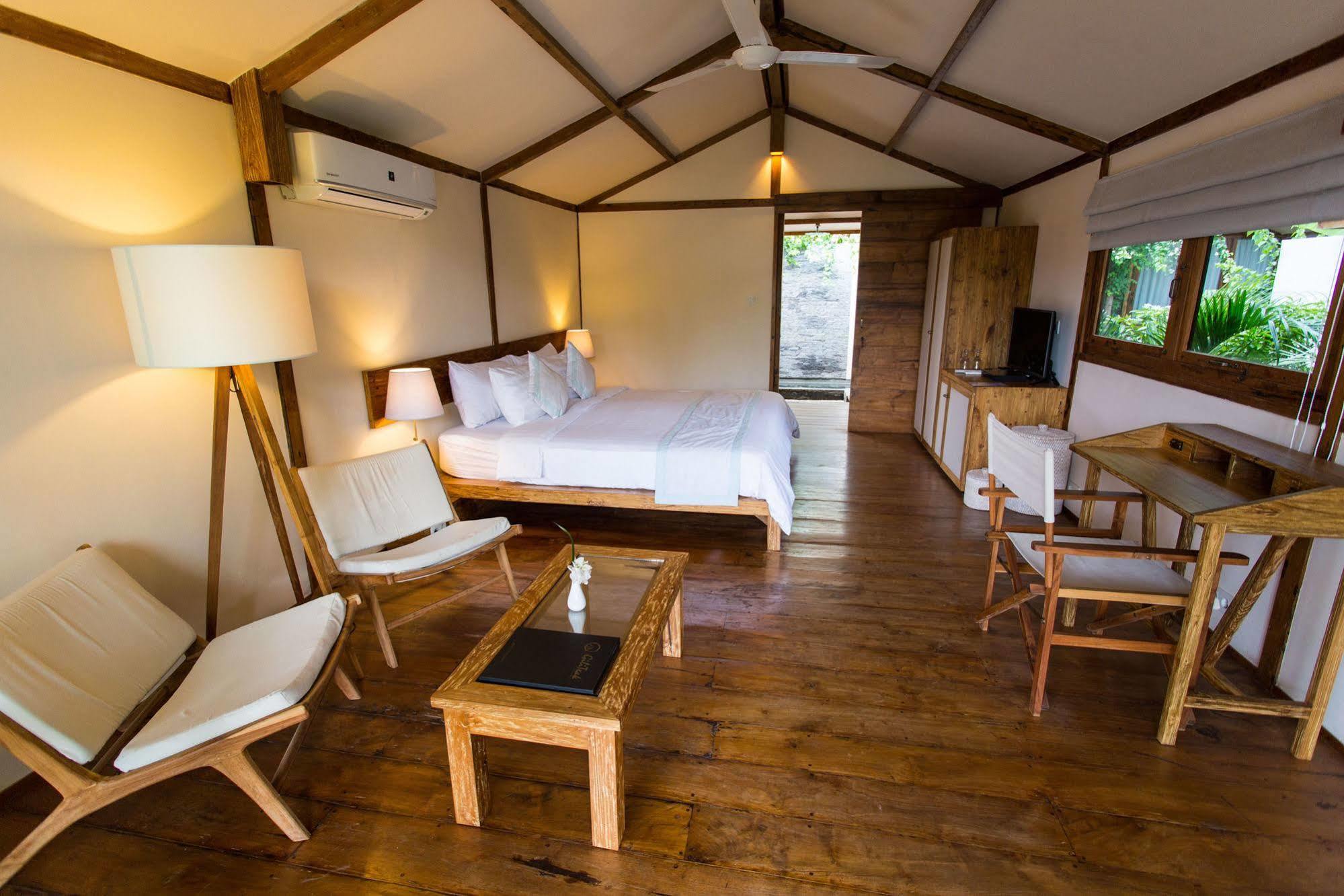 Gili Teak Beach Front Resort Джили Трауанган Екстериор снимка